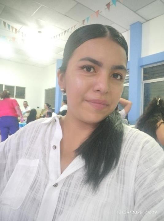 Lizbeth Andrea Velez Valarezo